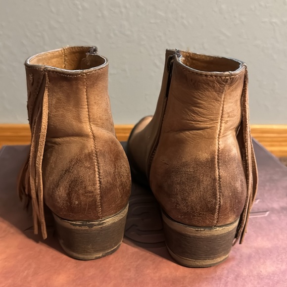 Like NEW!  Women’s Size 8 Western Distressed Honey Side-Fringe Bootie - Picture 6 of 13